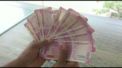 পেট্রোল পাম্পে জমা হচ্ছে বিপুল পরিমাণে দু হাজার টাকার নোট