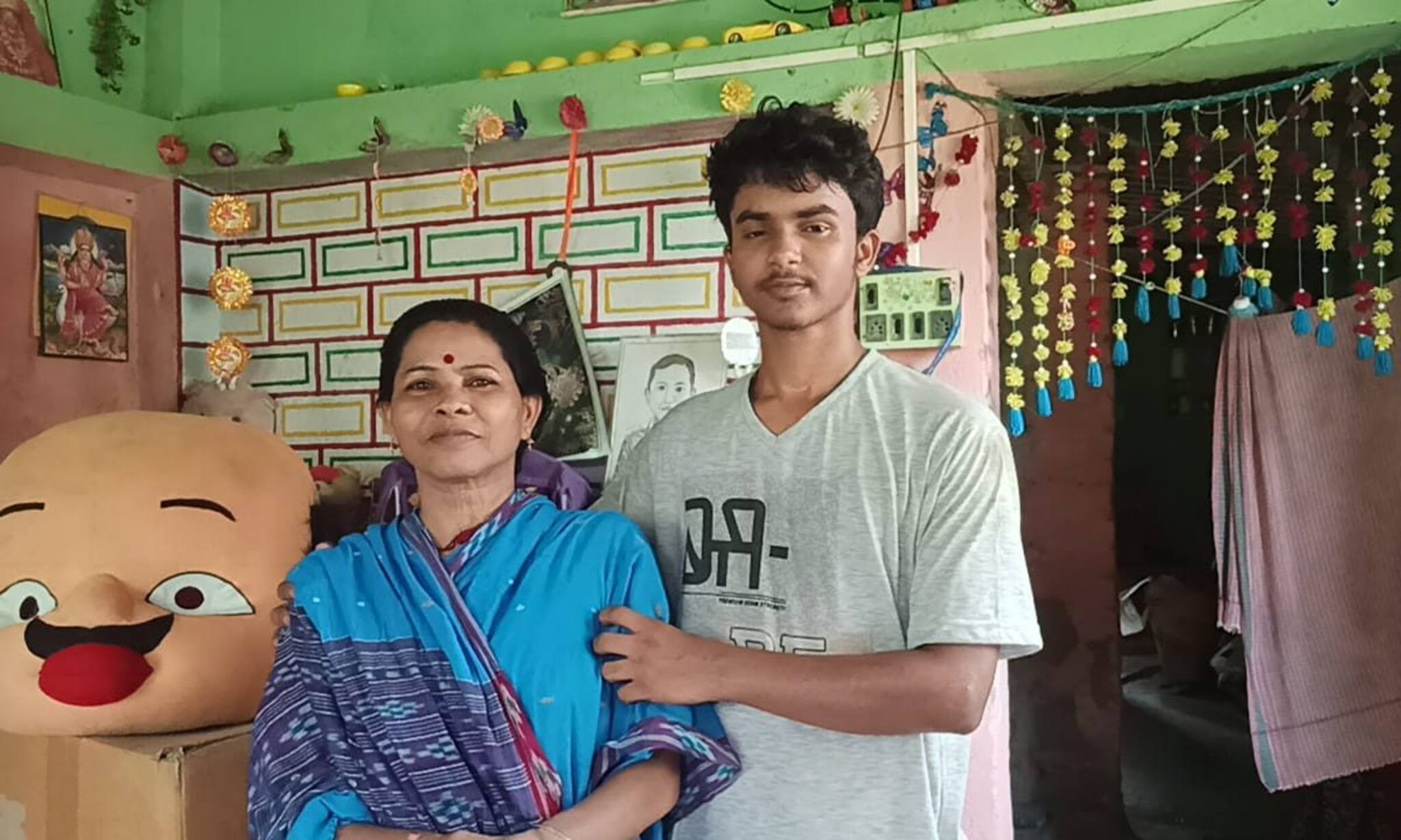 মায়ের ওষুধ কেনা কিংবা সংসার চালাতে কার্টুন সেজেই উপার্জন রাজুর