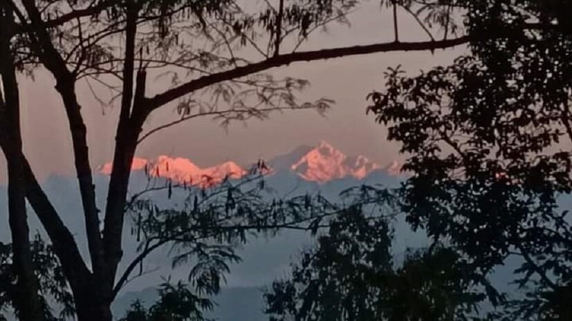 প্রসঙ্গত উল্লেখ্য, বছরের সব সময়ই পানবুদারাতে আসা যায়। যদিও বেশিরভাগ মানুষ গরমের ছুটিতেই ঘুরতে যায়, তবে গ্রীষ্মকালে আকাশ পরিষ্কার থাকলেও কাঞ্চনজঙ্ঘা দেখা যায় না। কারণ সেই সময় কাঞ্চনজঙ্ঘার কাছাকাছি মেঘের আস্তরণ থাকে। তাই একবার বর্ষা পেরিয়ে গেলে কাঞ্চন চূড়া একেবারে স্পষ্ট হয়ে ওঠে।( লেখা ও ছবি: অনির্বাণ রায়)