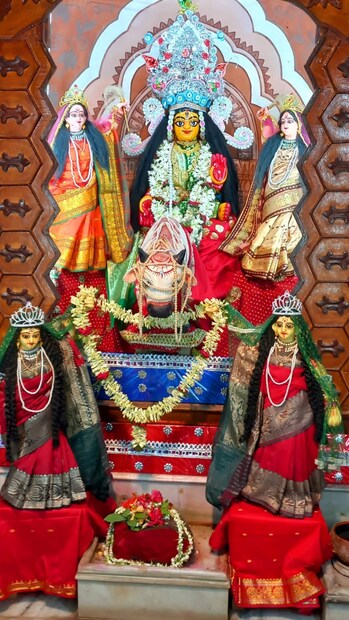 এক সময় আদি গঙ্গা এখন থেকেই প্রবাহিত ছিল। শ্রীচৈতন্যদেব আদিগঙ্গার তীর ধরে চক্রতীর্থ ভ্রমণ করে জয়নগর হয়ে শ্রীক্ষেত্র পুরীধামে গমন করেন। ইতিহাসে প্রসিদ্ধ জয়নগরের কূলদেবী হলেন জয়চণ্ডী। গবেষকদের কেউ কেউ বলেন, দেবীর নামেই জয়নগর নামটির উৎপত্তি।(Reported By: Suman Saha)