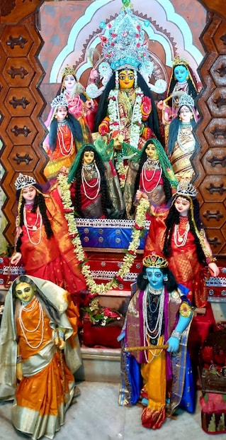 প্রথমে মন্দির ছিল খড়ের চলের কুড়ে ঘরে। উদ্ধার করা সেই মূর্তির পাশে দারু নির্মিত নতুন মূর্তি তৈরি করা হয়। প্রায় ১০২২ বছর ধরে দেবী জয়চন্ডী পূজিত হয়ে আসছেন।(Reported By: Suman Saha)