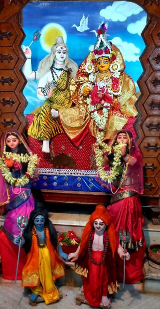 দেবীর মন্দিরে এক কদমগাছ আছে সেখানে নাকি জৈষ্ঠ মাসে একবারই একটি মাত্র ফুল ধরে। মনে করা হয় জৈষ্ঠ্য মাসের পূর্ণিমায় দেবী আবির্ভূত হয়েছিলেন। তাই শুক্ল প্রতিপদ থেকে প্রতিবছর জ্যৈষ্ঠ মাসে এক পক্ষকাল জুড়ে দেবীর রূপপরিবর্তনের মেলা ও পুজো হয়ে আসছে।(Reported By: Suman Saha)