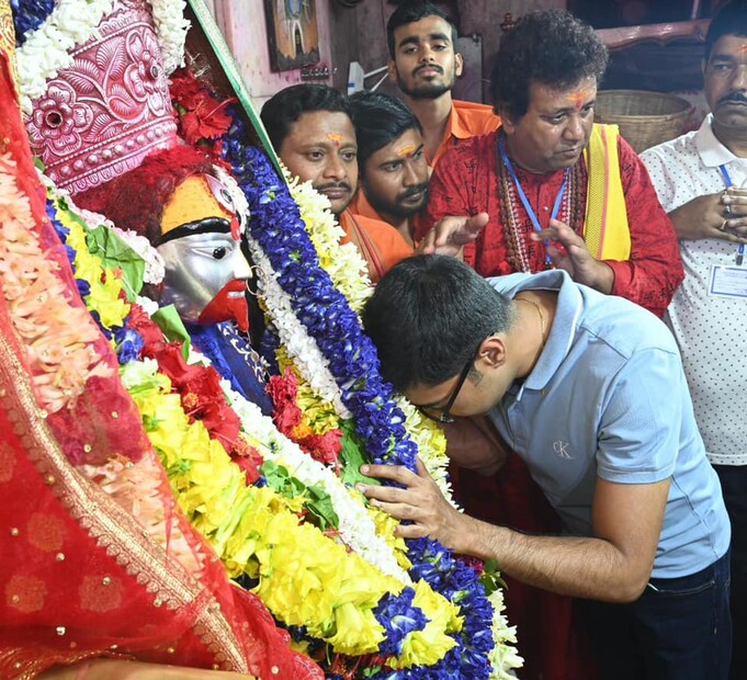 বীরভূম সফরের প্রথম দিনে আবেগঘন অভিষেক বন্দোপাধ্যায়। রাজনৈতিক কর্মসূচি পালন করার পাশাপাশি তারাপীঠ মন্দিরে পুজো দিলেন তিনি।