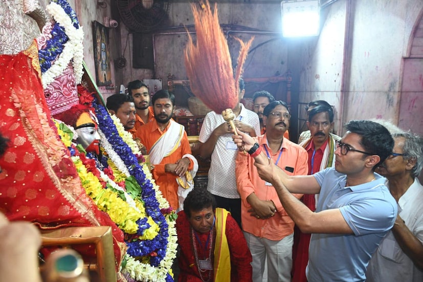 পুরোহিতের উপস্থিতিতে নিজেই আরতি করেন মায়ের৷ 