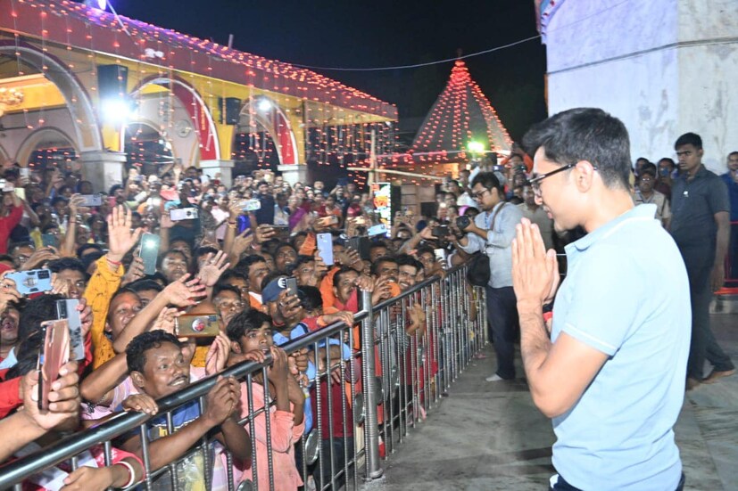 তিনি বলেন, ‘‘মায়ের আশীর্বাদে আগামীদিনে আমাদের এই #JonoSanjogYatra আরও সফল হয়ে উঠুক, এই প্রার্থনা জানালাম। মন্দির চত্বরেই বহু মানুষ উপস্থিত ছিলেন আমার সঙ্গেই প্রার্থনায় অংশ নেবেন বলে। মায়ের চরণতলে অগণিত ভক্ত সমাবেশের মধ্যেই মন্দির দর্শন করেছি।’’