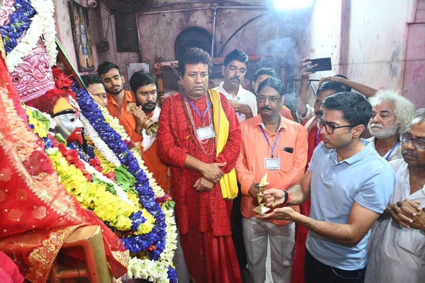 গত মাসের ২৫ এপ্রিল উত্তরবঙ্গের কোচবিহার থেকে শুরু হয়েছে অভিষেকের জনসংযোগ যাত্রা৷ পঞ্চায়েত নির্বাচনের আগে শাসকদলের যে কর্মসূচি এখন রাজনৈতিক মহলে সবচেয়ে বেশি আলোচিত বিষয়৷ কোচবিহার, দিনাজপুর, মালদহ, মুর্শিদাবাদের পরে গত মঙ্গলবার বীরভূমে পা রেখেছেন অভিষেক৷