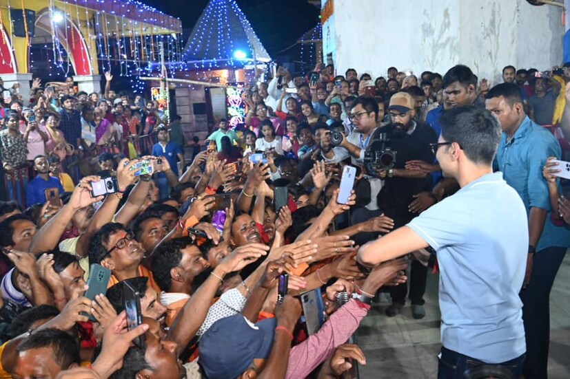 এদিন তারাপীঠ মন্দিরে পুজো দেন অভিষেক৷ অভিষেকের পুজো দেওয়া সময়েও সেখানে উপস্থিত বহু সাধারণ মানুষ৷