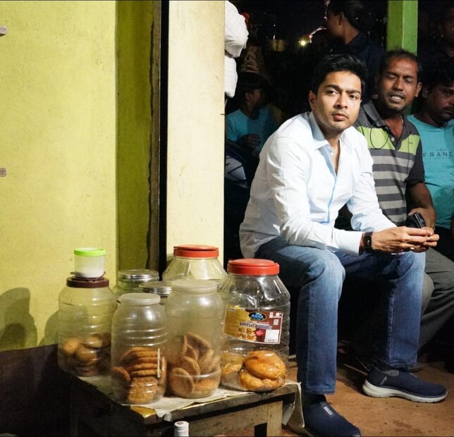 এদিন অভিষেক বন্দ্যোপাধ্যায় পালটা জানতে চেয়েছেন, পঞ্চায়েত যথাযথ ভাবে চলছে কি না৷ যদি অভিযোগ থাকে তাহলে যেন নির্ভয়ে তাঁরা সেই কথা বলেন।