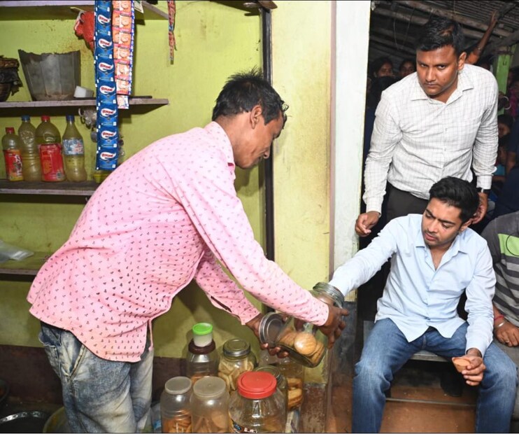 এদিন ভাতার থেকে মানকর যাওয়ার সময়ে মানকর গ্রামে যান অভিষেক। হঠাৎ করেই রাস্তার পাশের এক চায়ের দোকানে নেমে যান৷ জানতে চান গ্রামবাসীদের অভাব অভিযোগের কথা।