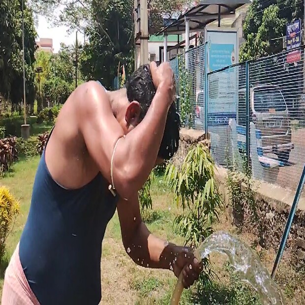 তবে হাওয়া অফিস সূত্রে এও জানা গিয়েছে রাজ্যে একটি ঘূর্ণাবর্ত সৃষ্টি হচ্ছে এর ফলে উত্তর-পশ্চিম বায়ু ঢুকছে রাজ্যে। তাই আগামী ৫ দিনে দু-একটি জেলায় বৃষ্টির সম্ভাবনা রয়েছে। তবে ভারী বৃষ্টির সম্ভাবনা নেই। তাই আদ্রতাজনিত অস্বস্তি বহাল থাকবে।