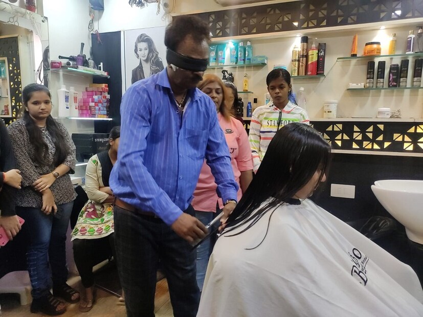 পার্লারে সাধারণত নানা স্টাইলে চুল কাটা হয়। কিন্তু এমন জিনিস আপনি আগে দেখেননি। গুজরাতের পোরবন্দরের এই ব্যক্তি যা করলেন তা এর আগে কেউ দেখেননি।(Reported By: Gayatri Chauhan) 