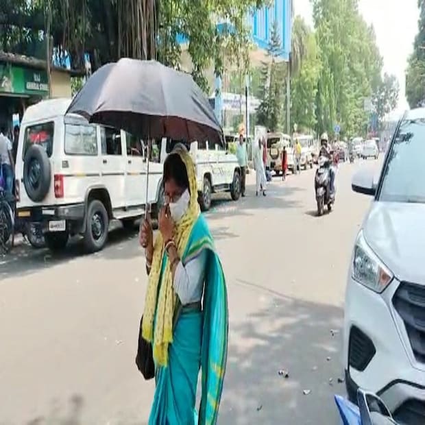 অন্যদিকে, আবহাওয়া দফতরের পূর্বভাস মিলিয়ে সপ্তাহের প্রথম দিন থেকেই বাড়ছে তাপমাত্রার পারদ। সোমবার সকাল থেকেই গরম অনুভূত হয়েছে দক্ষিণবঙ্গের জেলাগুলিতে। বিশেষ করে পশ্চিম বর্ধমান এবং বাঁকুড়ায় এক ধাক্কায় তাপমাত্রা বেড়েছে অনেকটা। বাইরে বেরিয়ে তাপপ্রবাহের আভাস পেয়েছেন মানুষ। 