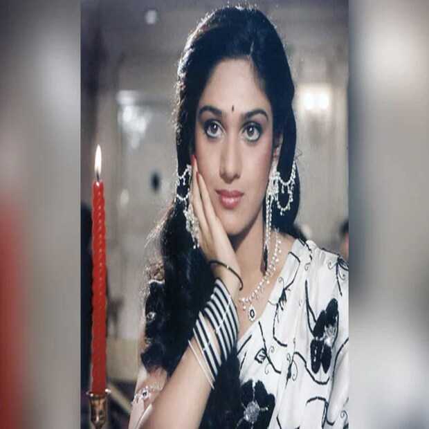 মীনাক্ষি শেষাদ্রি: আশি-নব্বইয়ের দশকে অভিনয়, নাচ আর সৌন্দর্যে যেন হিল্লোল তুলেছিলেন মীনাক্ষি শেষাদ্রি। ১৯৯৫ সালে তিনি বিয়ে করেছিলেন ইনভেস্টমেন্ট ব্যাঙ্কার হরিশ মাইসোরকে। বিয়ের পরে তাঁরা সংসার পেতেছিলেন মার্কিন মুলুকে। ফলে অভিনয়ের কেরিয়ারকে বিদায় জানাতে হয়েছিল মীনাক্ষিকে।