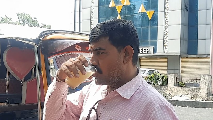 মনীশ আরও বলেন, তিনি তাঁর স্পেশাল এই জলজিরাতে মধু, লেবু এবং পুদিনাও দেন যাতে এটি পান করলে মানুষ ভিতর থেকে ঠান্ডা অনুভব করেন।