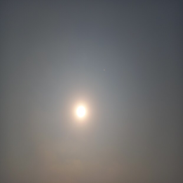 আবহাওয়া দফতরের পূর্বাভাস, বুধবার পর্যন্ত ঝড় বৃষ্টির কোনও সম্ভাবনা নেই। ক্রমশ বাড়বে তাপমাত্রা। মোকার পরোক্ষ প্রভাবে মঙ্গলবার থেকে অস্বস্তিকর আবহাওয়া। পশ্চিমের জেলাগুলিতে তাপমাত্রা ৪০ ডিগ্রি ছাড়িয়ে যেতে পারে। উত্তরবঙ্গের পার্বত্য এলাকায় বৃষ্টি চলবে।