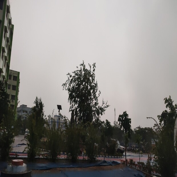 পুরুলিয়া জেলাতেও ক্রমশ বাড়ছে তাপমাত্রার পারদ। পুরুলিয়া আবহাওয়া কিছুটা স্থিতিশীল ছিল বিগত কিছুদিন। ফের মঙ্গলবার থেকে তাপমাত্রার পারদ বাড়তে শুরু করেছে। ‌