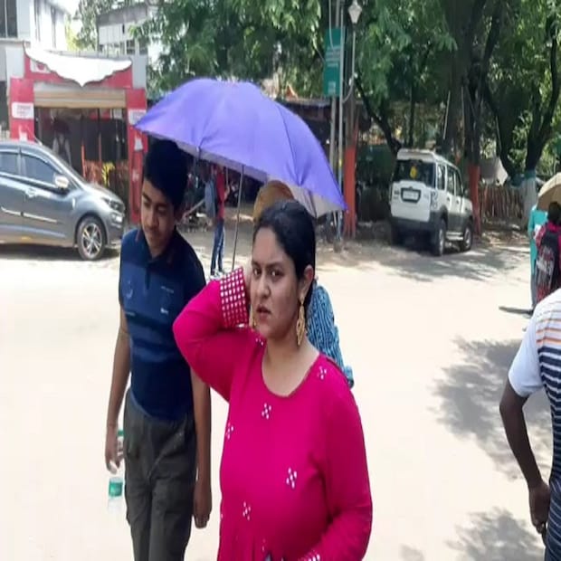 বিগত কয়েক দিনের তুলনায় রাস্তাঘাট খালি দেখা গিয়েছে। আগামী কয়েক দিন এই পরিস্থিতি থাকবে বলে অনুমান। যা ভেবে অতীত থেকে শিক্ষা নিয়ে আতঙ্কিত হয়ে পড়ছেন মানুষ।
