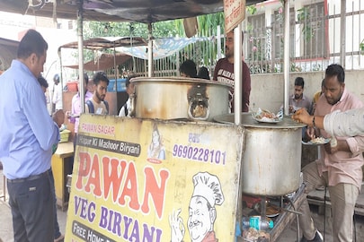 ছোট্ট এই দোকানের বিরিয়ানির সুনাম দেশজোড়া