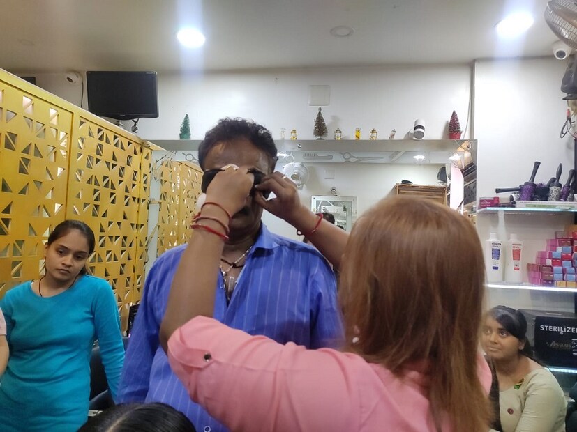 জানা গিয়েছে এই কলা তিনি শিখেছেন তাঁর গুরু হরেশভাই ভাটিয়ার কাছে। মুম্বই থেকে তিনি ডিপ্লোমা করেন। এবং গত ২০ বছর ধরে এইভাবে চুল কাটা প্র্যাকটিস করছেন তিনি। (Reported By: Gayatri Chauhan)