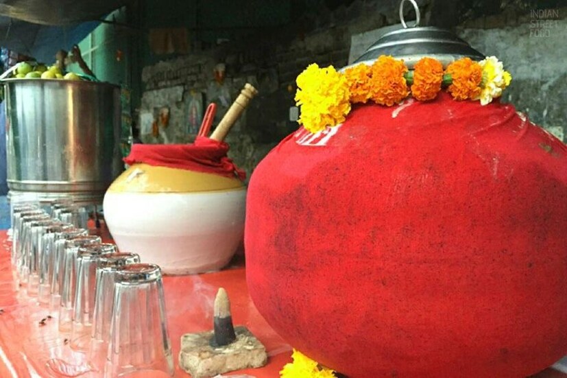 জলজিরা এখানে বিশুদ্ধ স্বাস্থ্যবিধি মেনে তৈরি করা হয়, এর মশলাদার স্বাদ যেমন খেতে ভাল লাগে তেমনই শরীরকে শীতল রাখে।