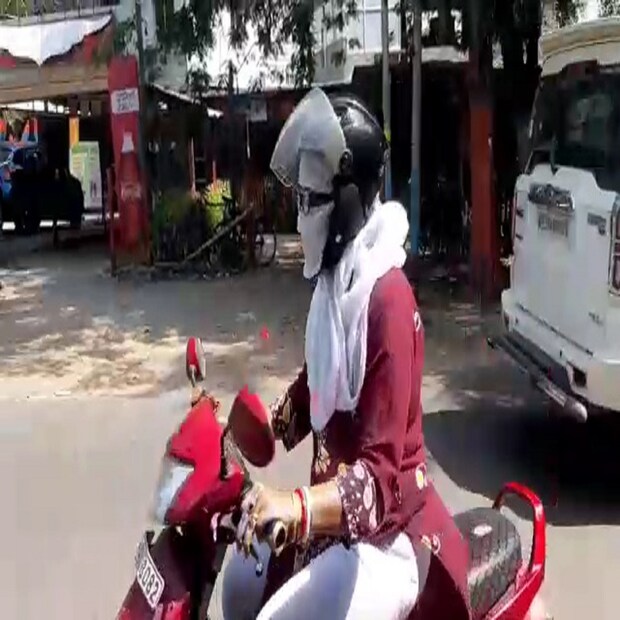 তবে বিশেষজ্ঞরা বলছেন, আতঙ্কিত হওয়ার কিছু নেই। গরমের সময় যা যা সচেতনতা নেওয়া প্রয়োজন, সেগুলি নিতে হবে। প্রয়োজন ছাড়া বেলা বাড়বে বাইরে বেড়ানোর প্রয়োজন নেই। বেশি করে জল খেতে হবে। যে সব ফলে জলের পরিমাণ বেশি থাকে, সেই সব ফল খেতে হবে। মশলাযুক্ত খাবার বেশি খাওয়া যাবে না।  হালকা জামা কাপড় পড়তে হবে। ব্যবহার করতে হবে রোদ চশমা। পানীয়ের তালিকায় রাখতে হবে ডাবের জল, আখের রস, গ্লুকোজ মিশ্রিত জল ইত্যাদি। শরীরে যাতে জলের অভাব না হয়, সেদিকে খেয়াল রাখতে হবে। পাশাপাশি বেশি পরিশ্রমের কাজ করা যাবে না। (নয়ন ঘোষ)