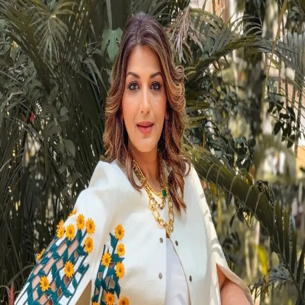 সোনালি বেন্দ্রে: ২০০২ সালে পরিচালক গোল্ডি বহেলের সঙ্গে গাঁটছড়া বেঁধেছিলেন অভিনেত্রী সোনালি বেন্দ্রে। বিয়ের পর এক বারের জন্যই তাঁকে পর্দায় দেখা গিয়েছিল। ২০০৪ সালে দক্ষিণী ছবি ‘শঙ্কর দাদা এমবিবিএস’-এ নায়িকার ভূমিকায় দেখা গিয়েছিল তাঁকে। এর পরেই অভিনয় ছেড়ে দিয়েছিলেন সোনালি।