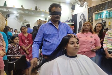 চোখে কালো কাপড় বেঁধে নানা স্টাইলে চুল কেটে দিচ্ছেন ব্যক্তি! হু-হু করে ভাইরাল!