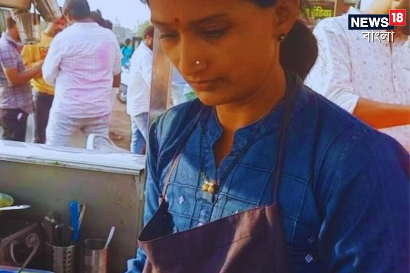 এমনই একটি বিশেষ ফুচকা বা ‘পানিপুরি’ বিখ্যাত হয়ে উঠেছে মহারাষ্ট্রের কোলহাপুরে। আর এই দোকানে সব থেকে বেশি ভিড় জমায় শিশুরা। কারণ 'চকোলেট পানিপুরি'। নাম থেকেই বোঝা যায়, তেঁতুল হারিয়ে গিয়ে ফুচকার কোল আলো করে এসেছে চকোলেট। এমনিতেই ক্রেতার আগ্রহ বাড়ার কথা। তার উপর দোকানি দেন বিশেষ অফার।