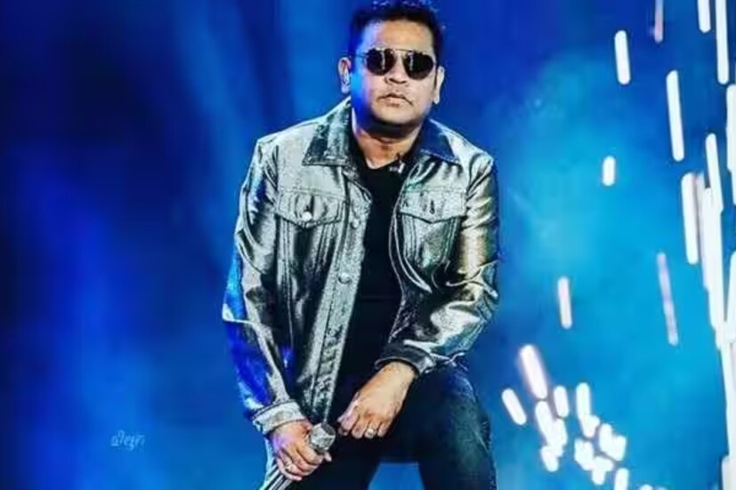 আচমকা পুলিশ হাজির হয় সেখানে। রহমানকে মঞ্চ থেকে নামতে বলেন এক আধিকারিক। সেই ভিডিও ছড়িয়ে পড়তেই তুলকালাম সোশ্যাল মিডিয়া জুড়ে।
