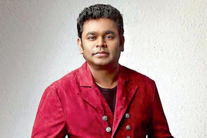 তা নিয়ে সূত্রের বক্তব্য, ‘‘কার্ফিউ টাইম ছিল ১০টা। কিন্তু ওটিই শেষ গান ছিল। আর কয়েক মিনিটেই অনুষ্ঠান শেষ হত। কিন্তু পুলিশ সোজা মঞ্চে গিয়ে রহমানকে বন্ধ করতে বলেন। আঙুল উঁচিয়ে। আয়োজকদের সঙ্গে কথা বলা উচিত ছিল ওঁর।’’