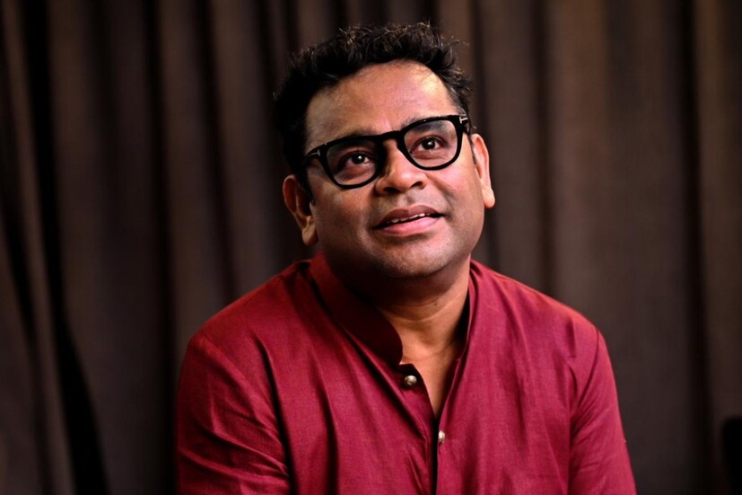 ঘটনা নিয়ে শোরগোল পড়তেই রহমানের ঘনিষ্ঠ সূত্রে জানা যায়, মঞ্চের নীচে দাঁড়িয়ে রহমানের গান থামিয়ে আঙুল উঁচিয়ে তাঁকে নামতে বলা হয়।