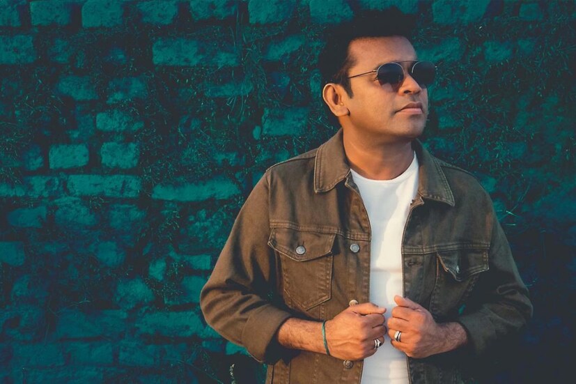 স্থানীয় থানার পুলিশ আধিকারিক সন্তোষ পালিত বলেন, ‘‘১০টা পেরিয়ে গিয়েছিল, তাই আমরা ওঁকে এবং বাকি শিল্পীদের অনুষ্ঠান থামাতে বলি। সবাই নির্দেশ মেনেছেন।’’
