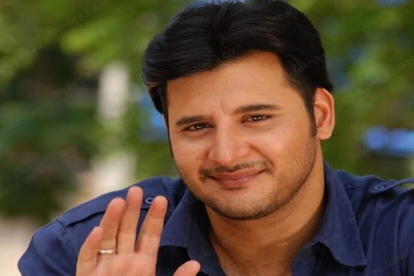আব্বাস: দক্ষিণী ছবির ইন্ডাস্ট্রিতে অভিনেতা আব্বাস নব্বইয়ের দশকের অন্যতম প্রধান অভিনেতা ছিলেন। তিনি ‘কাধল দেশম’, ‘মিন্নালে’, ‘কান্দু কোন্ডেন কান্দু কোন্ডেন’ প্রভৃতি ছবিতে কেন্দ্রীয় চরিত্রে অভিনয় করেছেন। ২০১৫ সালে তাঁকে শেষ বারের মতো অভিনয় করতে দেখা যায়। কিন্তু এর পর ইন্ডাস্ট্রি থেকে আচমকাই উধাও হয়ে যান তিনি। লকডাউন চলাকালীন একটি সাক্ষাৎকারে অভিনেতা বলেছিলেন যে, তিনি নিউজিল্যান্ডে রয়েছেন। আর সেখানকার পেট্রোল পাম্পে মেকানিকের কাজ করছেন। আব্বাসের বক্তব্য, এই কাজ করতে তাঁর ভালই লাগছে। অভিনেতার এই ভিডিওটি ইন্টারনেটে ভাইরাল হয়ে গিয়েছিল।