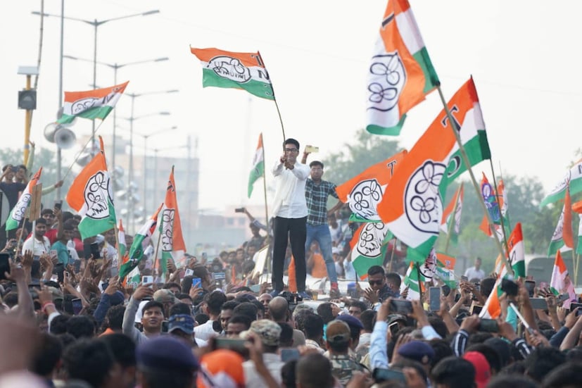এদিন মুর্শিদাবাদে সফরে একাধিক জায়গায় ভিড়ের জেরে আটকে যায় অভিষেকের গাড়ি। গাড়ির ছাদে উঠে যান অভিষেক।