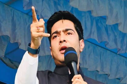অভিষেকের সফরের আগেই দলে কোন্দল