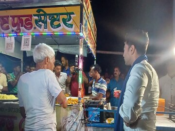 বান্দোয়ানে হঠাৎই ফাস্ট ফুডের স্টলে অভিষেক, স্থানীয়রা তাঁর কাছে কী দাবি জানালেন?