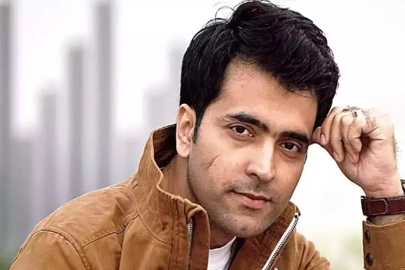 আবীর চট্টোপাধ্যায় সেই ‘ফাটাফাটি’ নায়ক, যিনি ব্যোমকেশ বক্সী থেকে শুরু করে মধ্যবিত্ত স্বামীর চরিত্র, সবেতেই মুগ্ধ করে দেন দর্শককে। সেই নায়কের জীবনের একটি তথ্য অনেকেই জানেন না।
