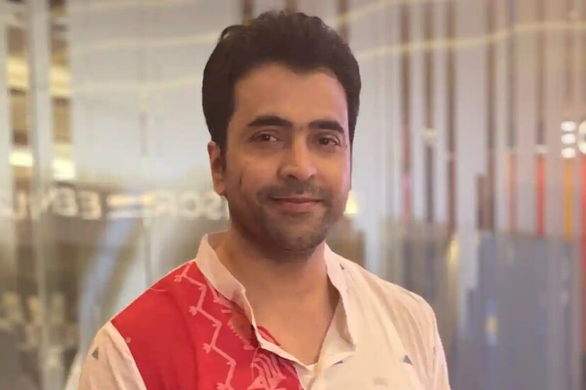 আসলে এটি ক্ষত। কিন্তু সেই ক্ষত আজ তাঁকে সকলের থেকে আলাদা করে চিহ্নিত করে। এটিই তাঁর অলঙ্কার। প্রতিটি চরিত্রে নতুন মাত্রা এনে দেয় অভিনেতার গালের এই দাগ।