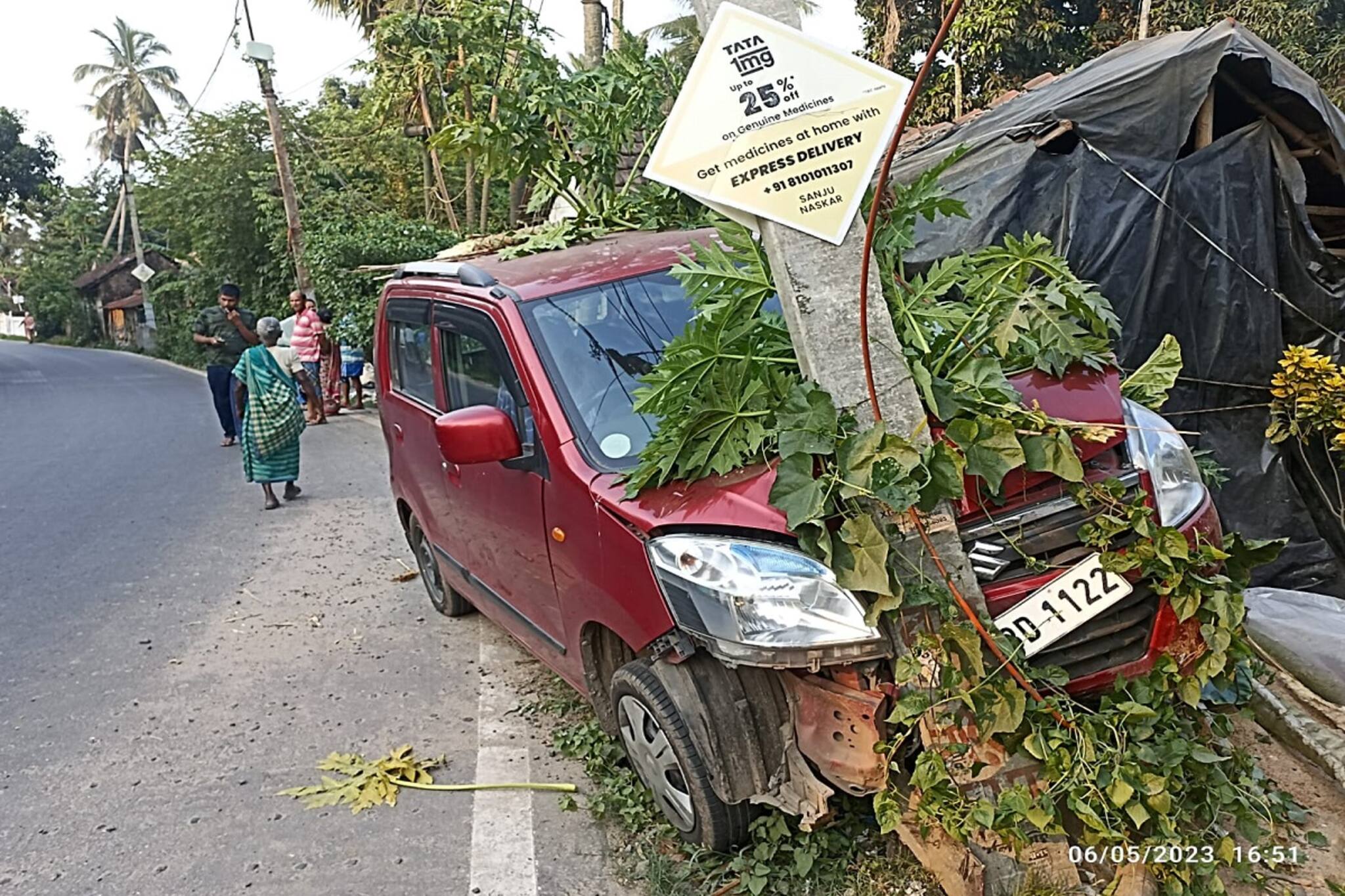 গাড়ি গিয়ে সরাসরি ধাক্কা মারল লাইটপোস্টে, সকাল-সকাল তুলকালাম