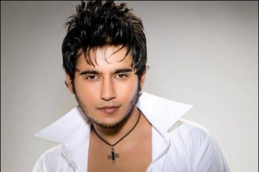 মৃত্যুর আগের দিনও তিনি বন্ধুদের সঙ্গে পার্টিতে মত্ত ছিলেন। তার ঝলক নায়কের সোশ্যাল মিডিয়ায়। রবিবার বারে গিয়ে সময় কাটিয়েছেন। আনন্দ করেছেন। ক্যাপশনে লেখা, ‘সানডে ফানডে উইথ বেস্টিজ’, অর্থাৎ বন্ধুদের সঙ্গে রবিবার বেশি মজার দিন।