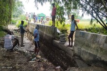 প্রশাসনের দ্বারস্থ হয়ে লাভ হয়নি, তাই এ কী শুরু করলেন বাসিন্দারা? জানুন