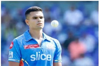 অর্জুন তেন্ডুলকারকে তাঁর বাঁ হাতে একটি কুকুর কামড় দিয়েছে- Photo- File 