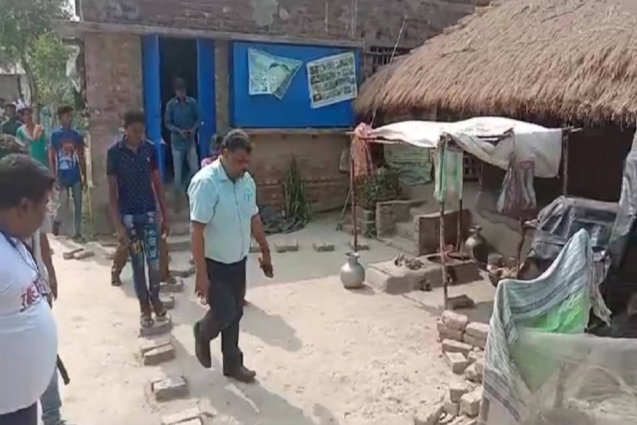 ভেসে আসে রয়েল বেঙ্গলের ডাক! সুন্দরবনের সেই গ্রামে পরিষেবা দিতে হাজির বিডিও