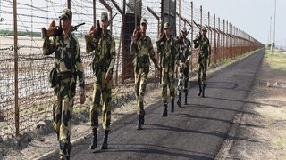 সোনার বিস্কুট সহ বাবা ও ছেলেকে গ্রেফতার করল বিএসএফ। প্রতীকী ছবি। 