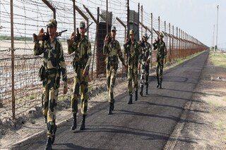 সোনার বিস্কুট সহ বাবা ও ছেলেকে গ্রেফতার করল বিএসএফ। প্রতীকী ছবি। 