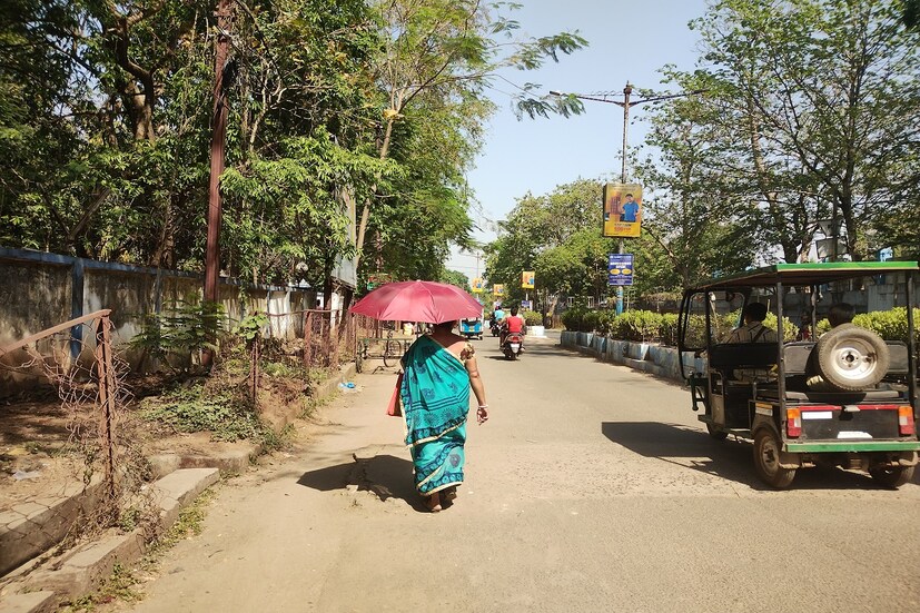 আবারও চড়বে গরমের পারদ। আগামী বুধবার থেকে বৃষ্টিপাত কমলে তাপমাত্রা পৌঁছাবে ৪০ ডিগ্রি সেলসিয়াস। এদিন সর্বোচ্চ তাপমাত্রা ৩৬ ডিগ্রি সেলসিয়াস এবং সর্বনিম্ন তাপমাত্রা ছিল ২৫ ডিগ্রি সেলসিয়াস। চলতি সপ্তাহের শেষের দিকে সর্বোচ্চ তাপমাত্রা পৌঁছাবে ৪৩ ডিগ্রি সেলসিয়াসের কাছাকাছি। (রিপোর্টার: নীলাঞ্জন ব্যানার্জী)