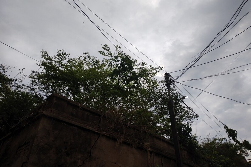 এদিন সোমবার বৃষ্টিপাতের সম্ভাবনা ৪০ শতাংশ থেকে ৬০ শতাংশ থাকলেও, ভোর বেলা থেকেই উজ্জ্বল আকাশ। সকাল ৯টায় এবং বিকেল ৪টে থেকে এদিন সারাদিন আকাশ মেঘলা করে বৃষ্টির সম্ভাবনা থাকলেও আগামী দু’দিনের মধ্যে সেটা কেটে যাবে। (রিপোর্টার: নীলাঞ্জন ব্যানার্জী)