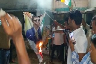 সাগরদিঘিতে বায়রনের ছবিতে আগুন ধরিয়ে বিক্ষোভ৷ 