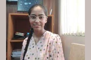 দ্বাদশ শ্রেণিতে কলা বিভাগে নিজের শহরে সেরা এই ছাত্রী, স্বপ্ন IAS হওয়ার