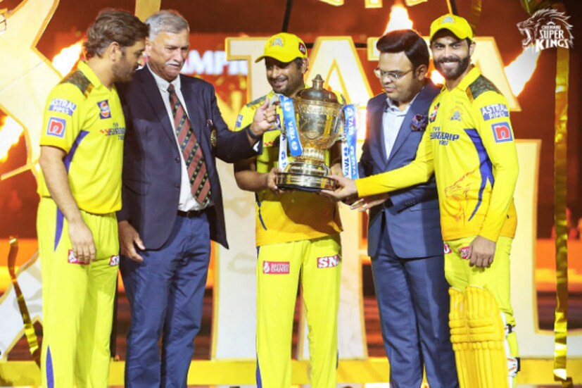 ম্যাচের পুরস্কার বিতরনীর সময় ম্যাচ ফিনিশে গুরুত্বপূর্ণ ভূমিকা নেওয়া জাদেজা ও রায়ডুর হাতে ট্রফি তুলে দেন এমএস ধোনি। এই ম্যাচ অম্বাতি রায়ডুর কেরিয়ারের শেষ ম্যাচও ছিল।